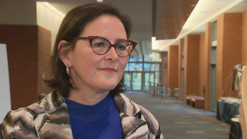 Diane Francoeur s’entretient avec la journaliste de Radio-Canada Fanny Samson dans les couloirs du Centre des congrès de Québec.