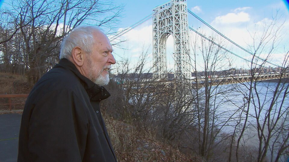 Dickson Despommier, pionnier des fermes verticales, regarde la ville de New York à partir du New Jersey.