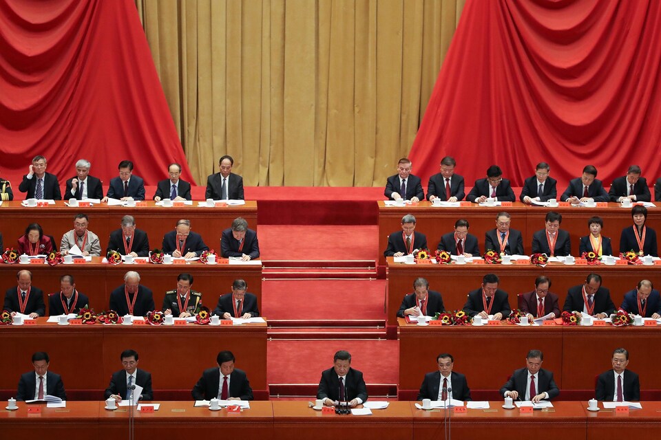Les membres du gouvernement sont assis dans une estrade, à gauche et à droite. Au centre, seul, le président livre son discours.
