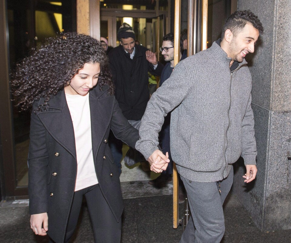 Sabrine Djermane et El Mahdi Jamali se tiennent la main à leur sortie du palais de justice de Montréal.