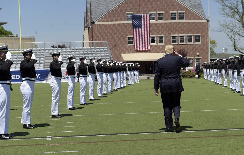 Le président Donald Trump, alors qu’il quitte l’Académie de la garde côtière américaine au Connecticut, mercredi 17 mai 2017 