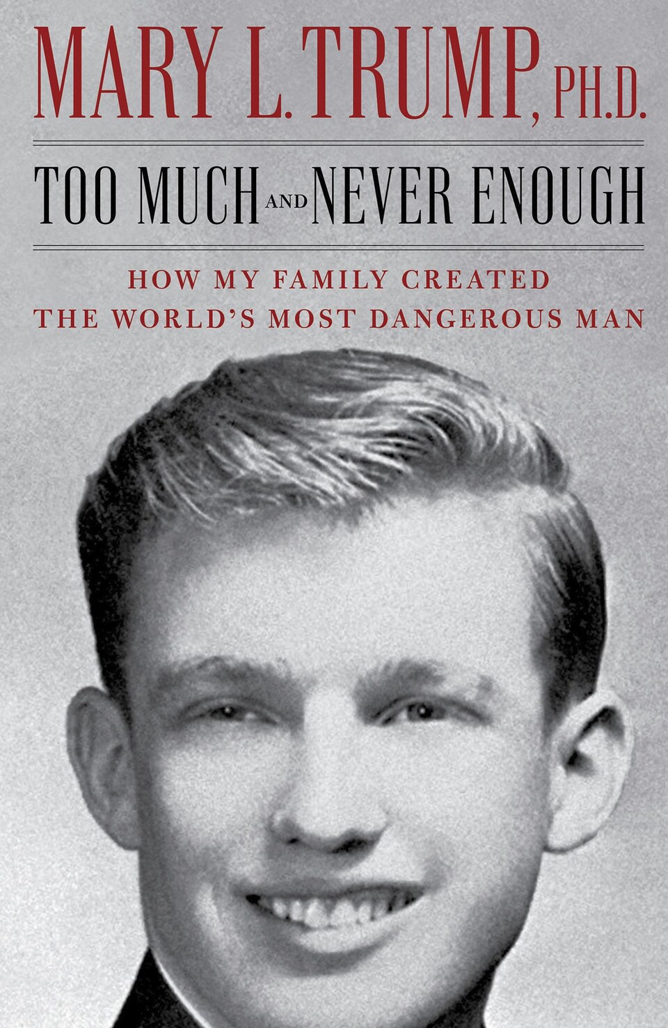 La page couverture du livre « Trop et jamais assez : comment ma famille a créé l'homme le plus dangereux du monde », en noir et blanc, montre un Donald Trump plus jeune, souriant.