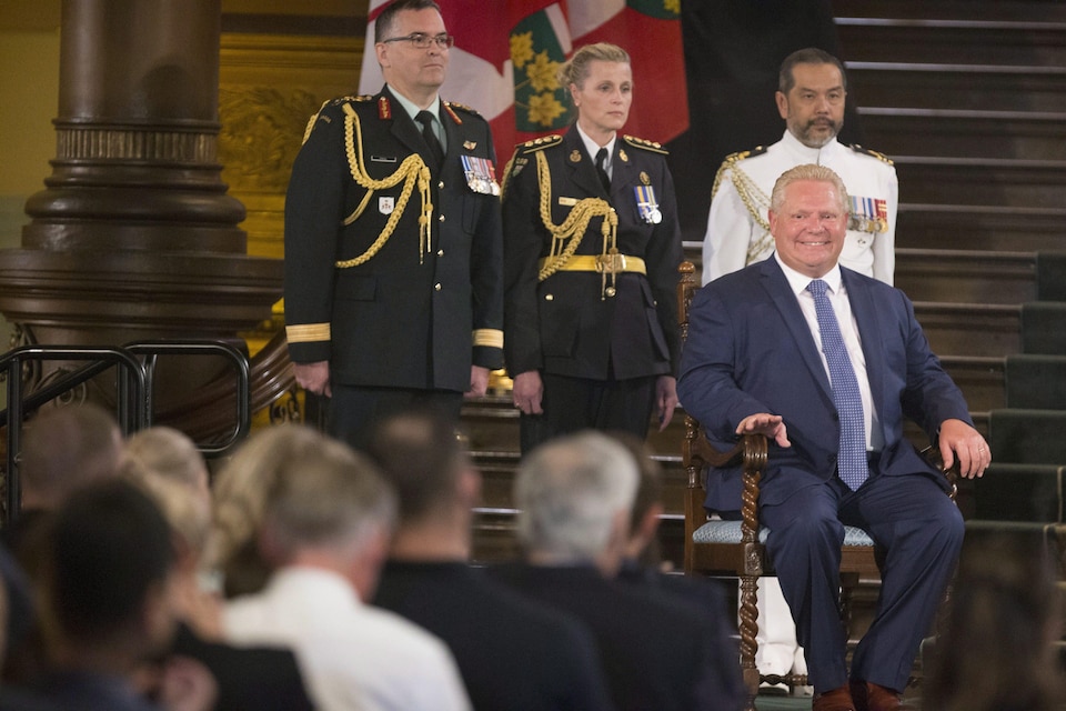 Assis, le premier ministre de l'Ontario, Doug Ford. 