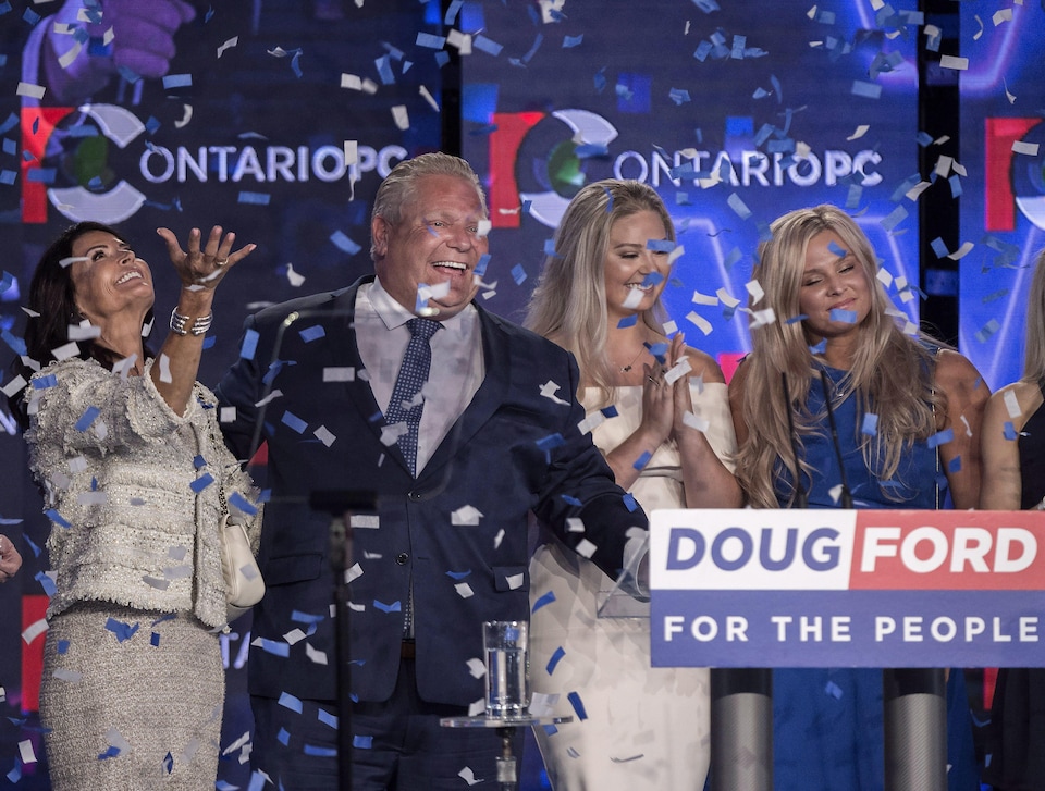 Photo de confettis qui tombent sur Doug Ford et ses proches.