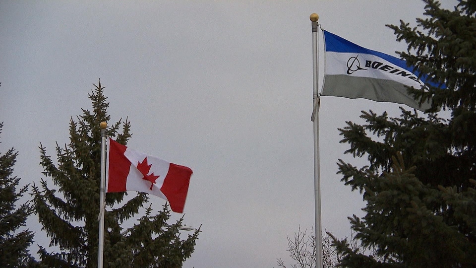 Au vent, les drapeaux du Canada et de l'entreprise Boeing