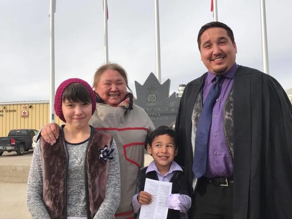Nastania Mullin, ici avec sa mère et deux de ses enfants, est l'un des 25 étudiants du nouveau programme universitaire de droit basé à Iqaluit grâce à un partenariat entre le gouvernement du Nunavut, le Collège de l'Arctique du Nunavut et l'Université de Saskatchewan. 