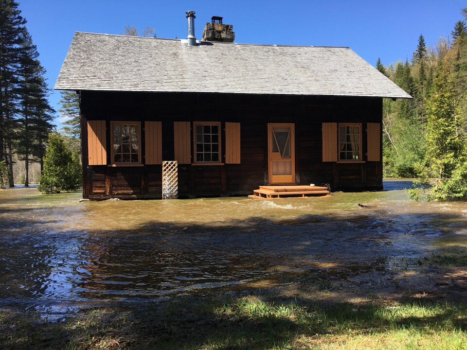 La rivière PetitSaguenay sort de son lit RadioCanada.ca