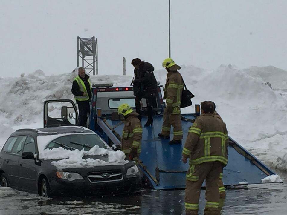 Des pompiers viennent en aide à une automobiliste prisonnière des eaux, à Québec.