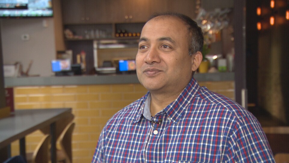 On voit l'entrepreneur Sridhar Manathirtham dans l'un de ses trois restaurants à Toronto