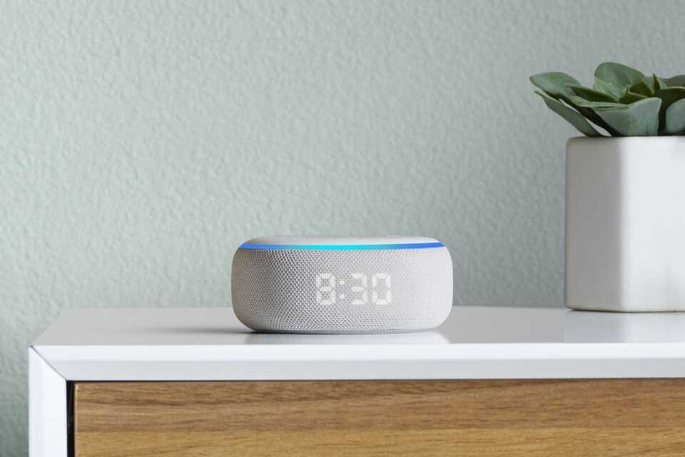 L'Echo Dot, un petit haut-parleur intelligent d'Amazon avec horloge. 