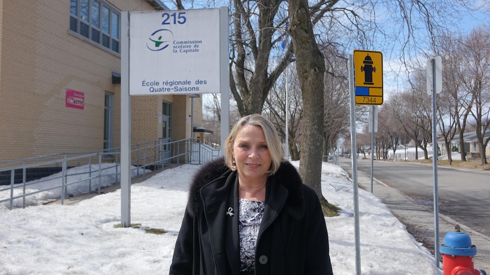Hélène Napert est devant l'École régionale des Quatre-Saisons.