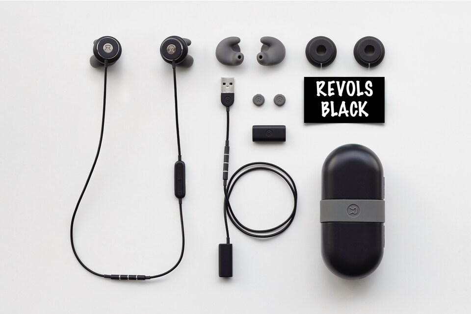 Des écouteurs noirs accompagnés d'autres accessoires, comme des embouts de rechange et un câble USB.