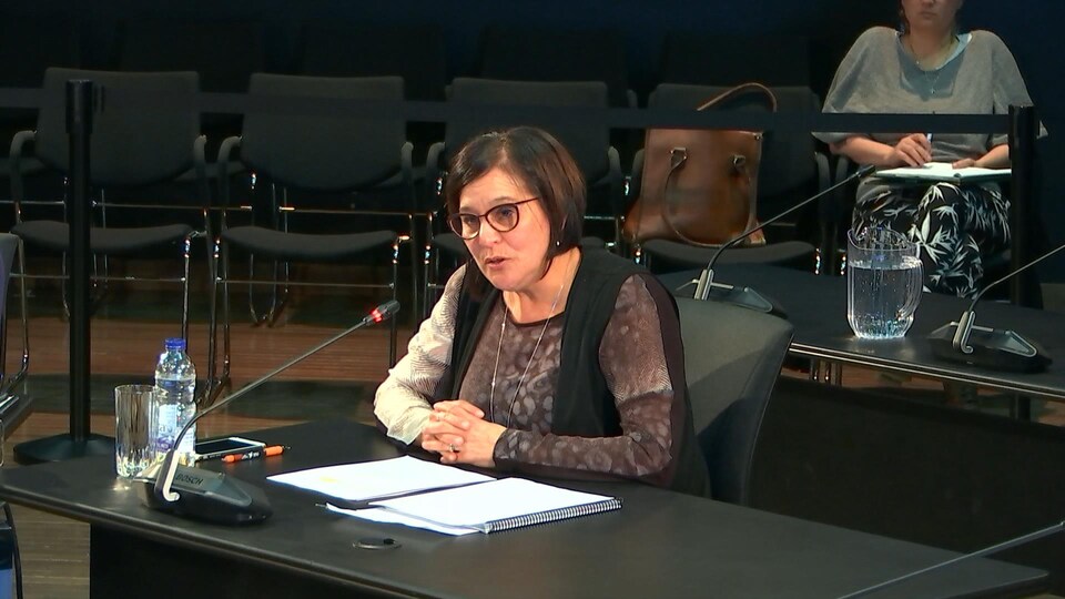 Édith Cloutier témoigne lors d'une commission d'enquête.