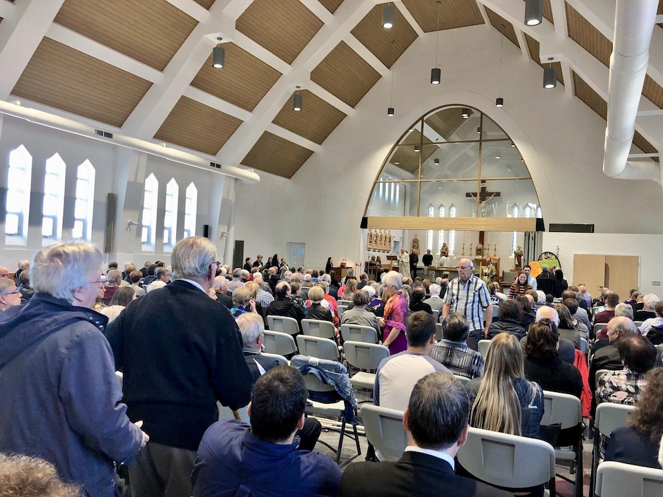 Une messe se déroule dans l'église rénovée de Saint-Valérien, maintenant convertie en bonne partie en centre communautaire