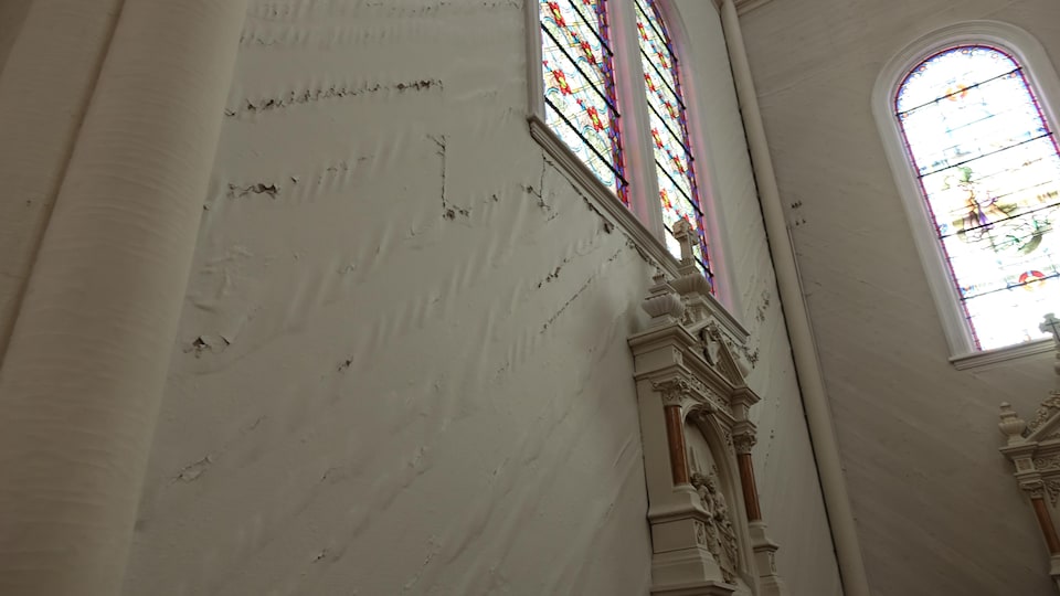 Dommages sur les murs d'une église.