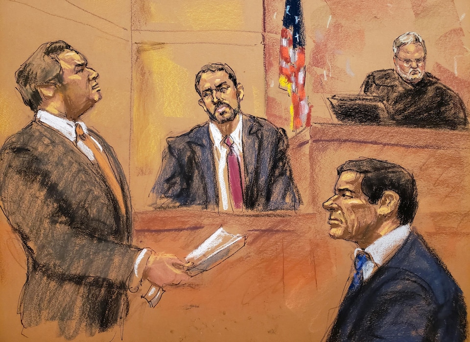 Un croquis dessiné lors du procès de Joaquin Guzman montre celui-ci écoutant son avocat questionner un autre homme sous le regard d'un juge.