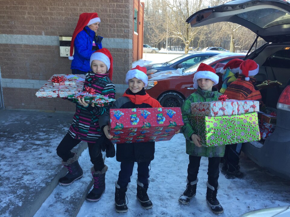 Les élèves arrivent avec leurs cadeaux.