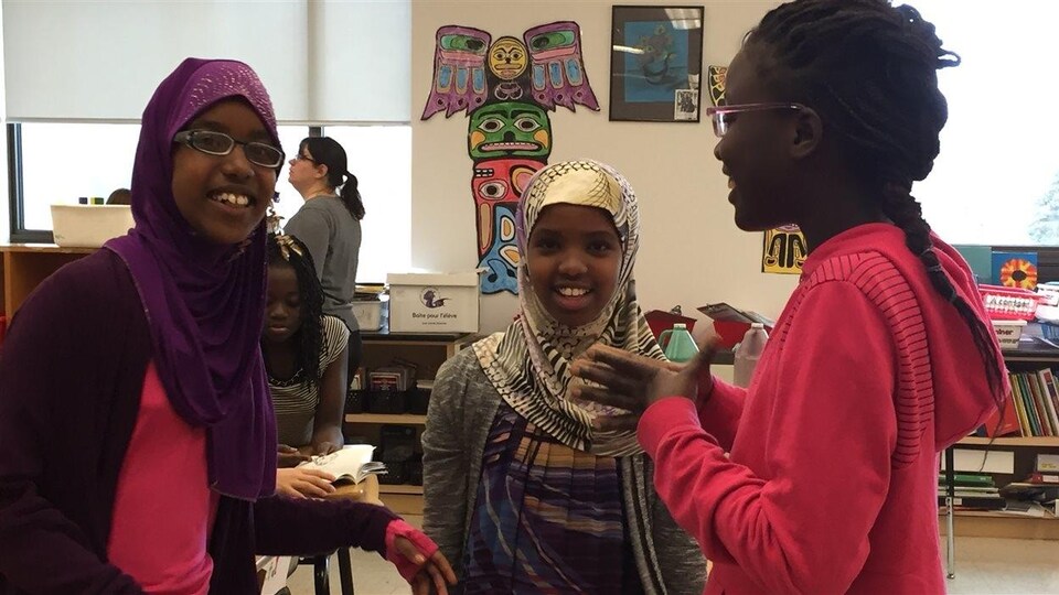 Des élèves de l'École Précieux-Sang portent le hijab.