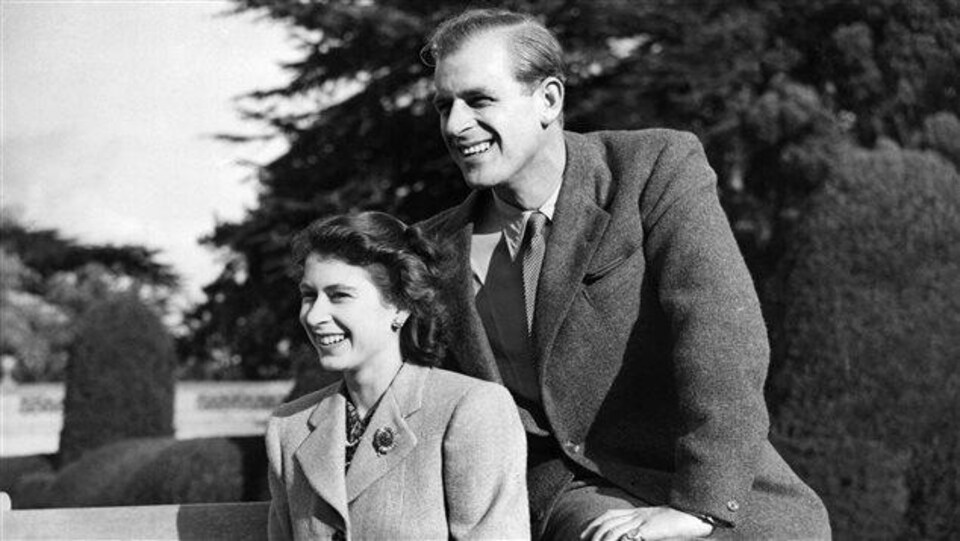 Le prince Philippe assis près de la princesse Élisabeth.