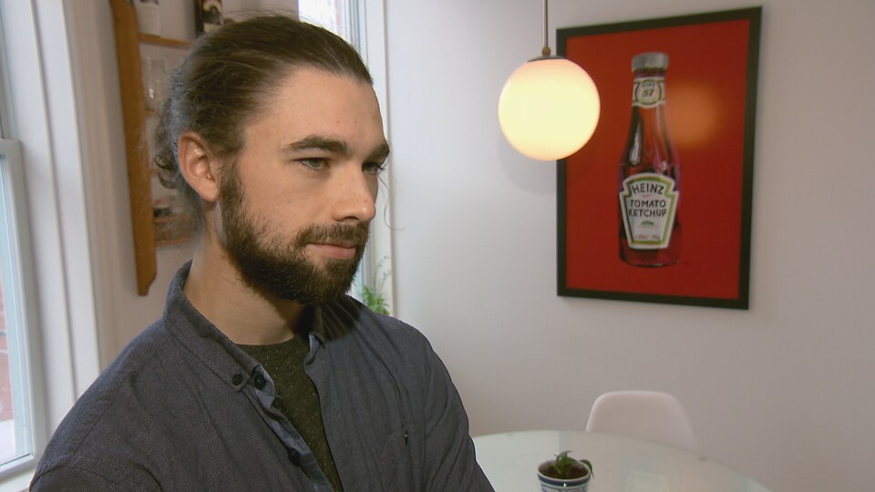  Émil Grenier, l'un des participants au programme » Goûteurs à domicile », lors d'une entrevue dans son appartement de Québec
