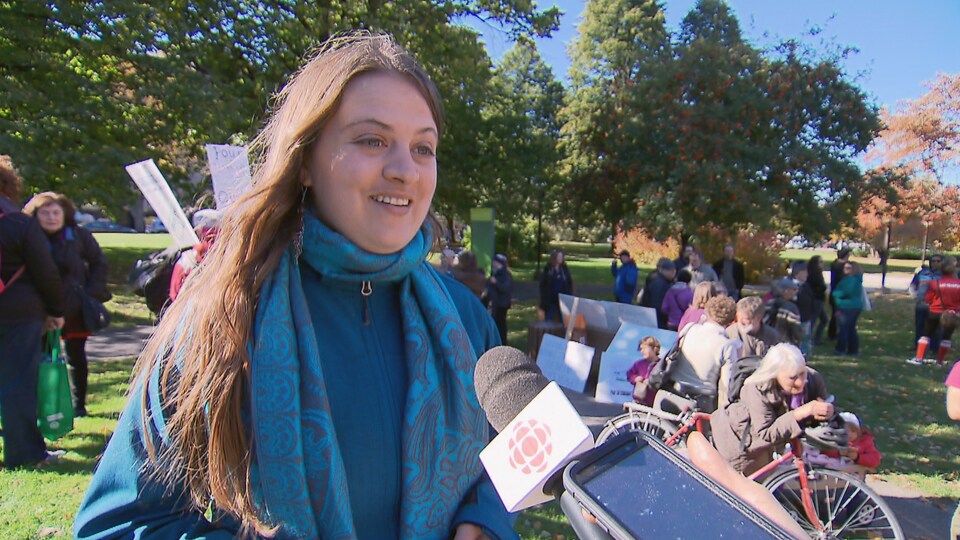 Émilie Frémont-Cloutier, porte-parole d'une manifestation pour le transport en commun dans un parc de Québec