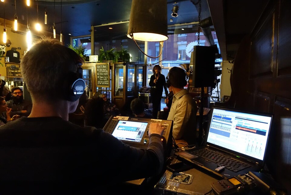 L'animatrice de l'émission scientifique « Les années-lumière » Sophie-Andrée Blondin se tient debout devant le public assis aux tables de la microbrasserie Le temps d'une pinte à Trois-Rivières pour l'enregistrement de l'émission.