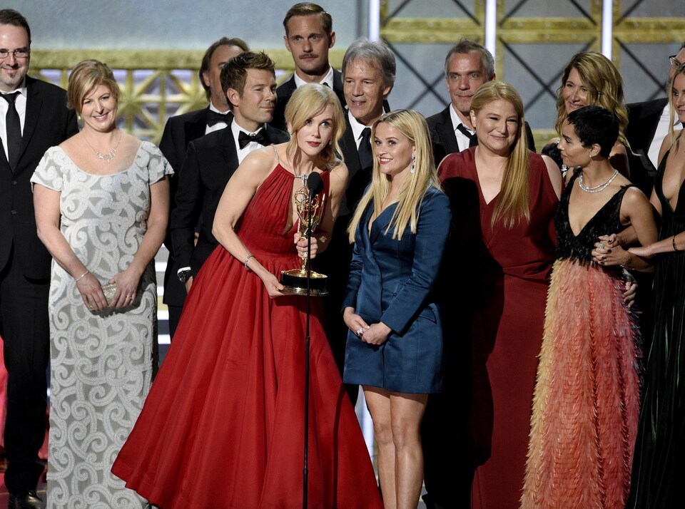 Nicole Kidman, Reese Witherspoon, Jean-Marc Vallée et Laura Dern entourés de l'équipe de la série « Big Little Lies »