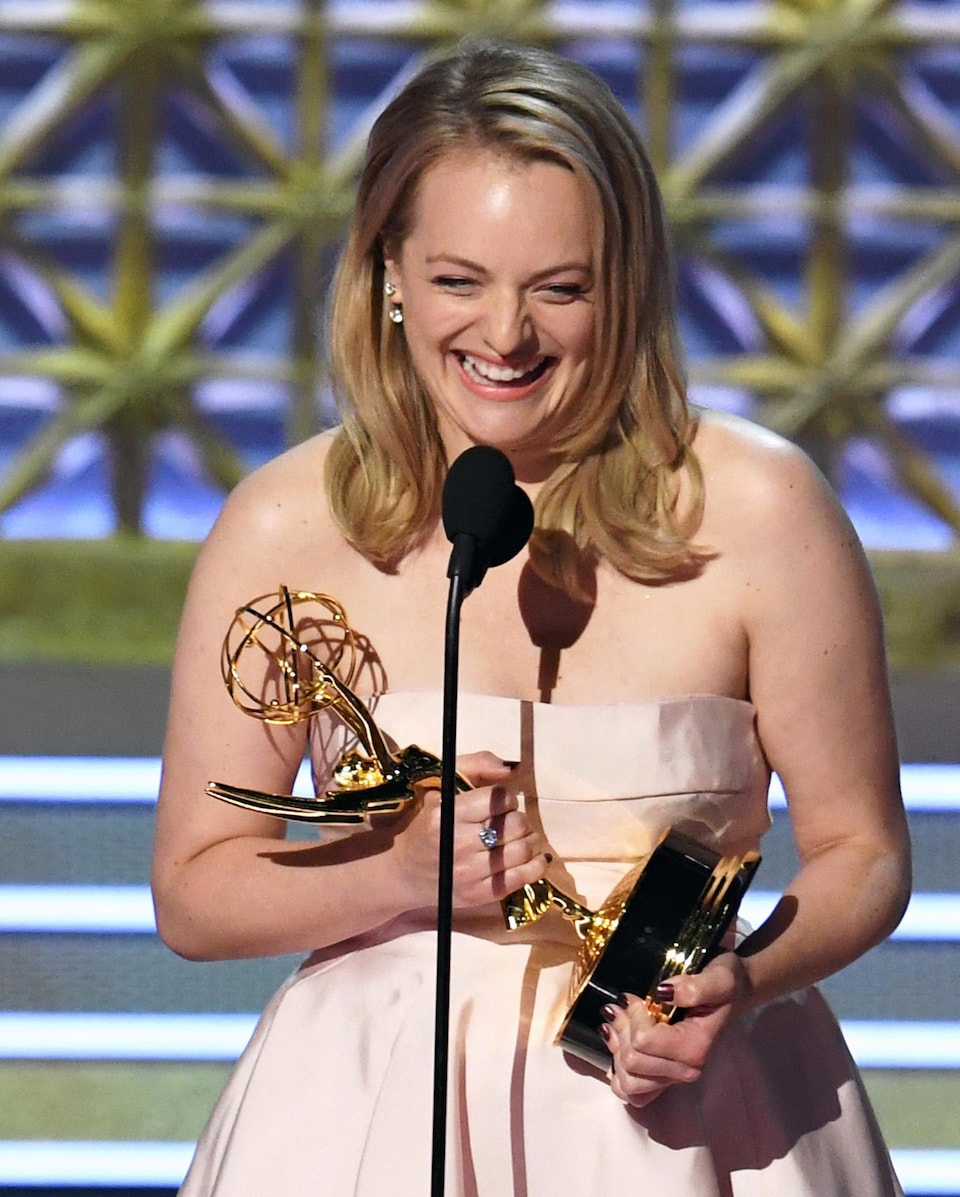 Elisabeth Moss accepte le prix Emmy de la meilleure actrice dans une série dramatique pour « La servante écarlate »