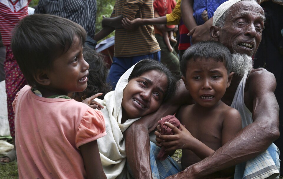Une famille de Rohingyas doit quitter un camp de fortune à la frontière du Bangladesh.