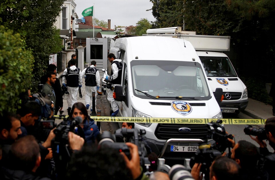 Les nombreux photographes de presse photographient les enquêteurs médico-légaux turcs, qui sortent des véhicules pour entrer dans le domicile du consul saoudien en Turquie.