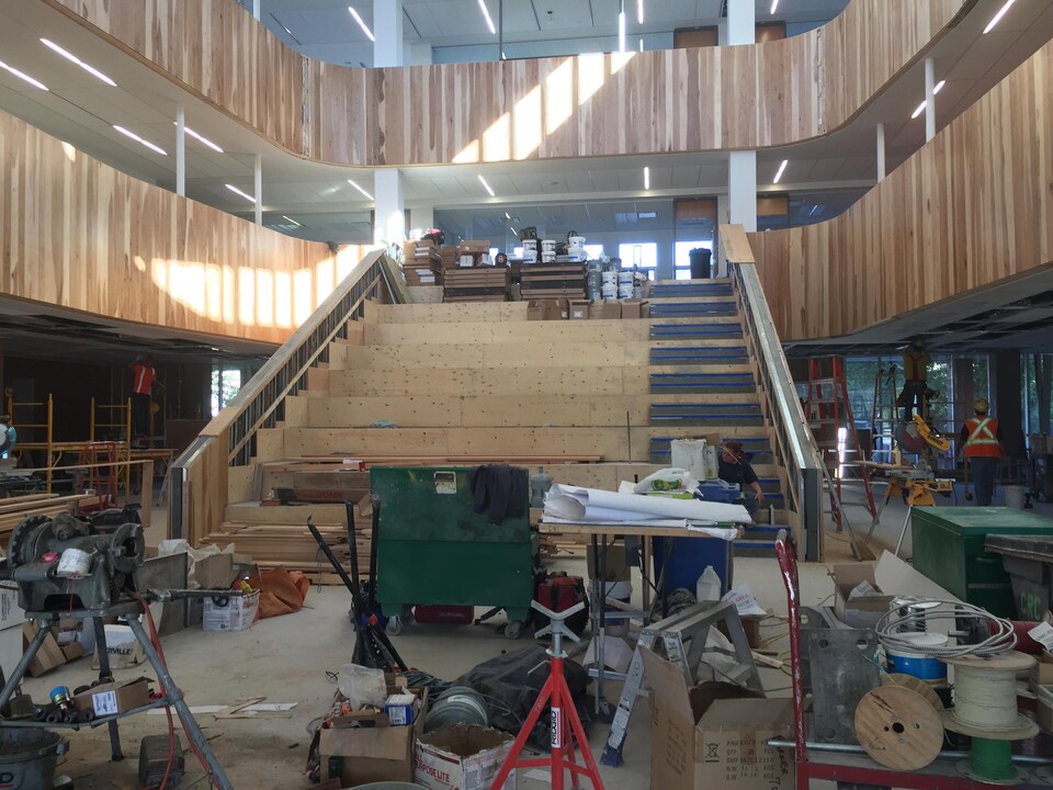 La nouvelle entrée de l'Université Laurentienne comptera beaucoup de bois. Pour l'instant, c'est un véritable chantier de construction.