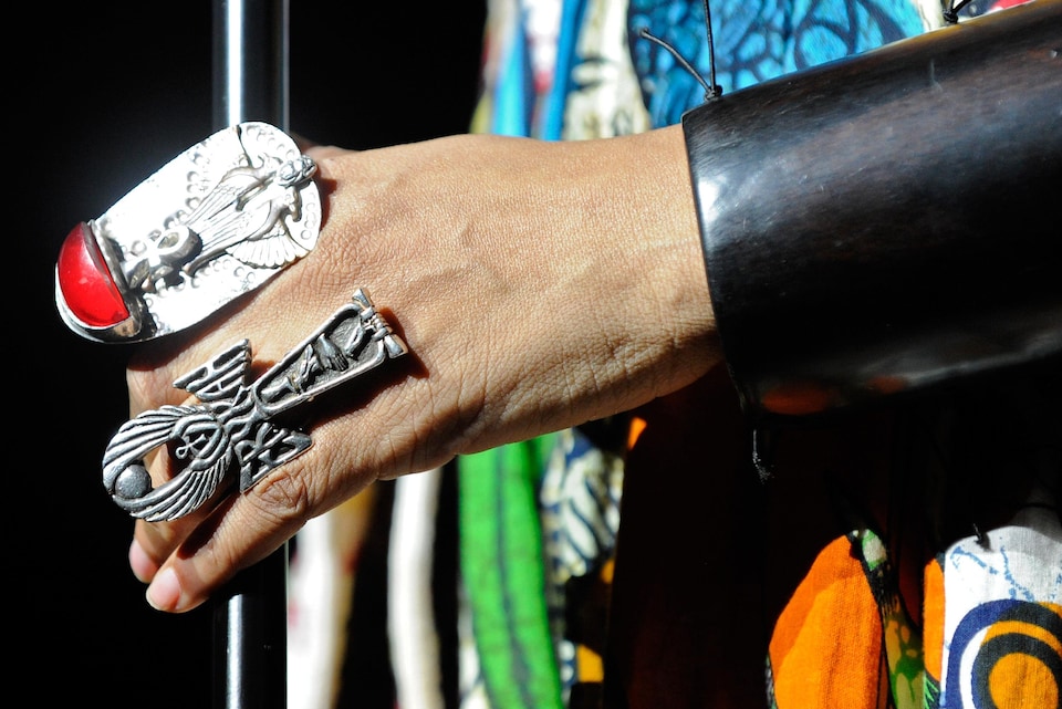 La chanteuse Erykah Badu arbore une bague à l'effigie du « ankh » durant un concert à Las Vegas en 2010, pour son album « New Amerykah Part Two: Return of the Ankh. »