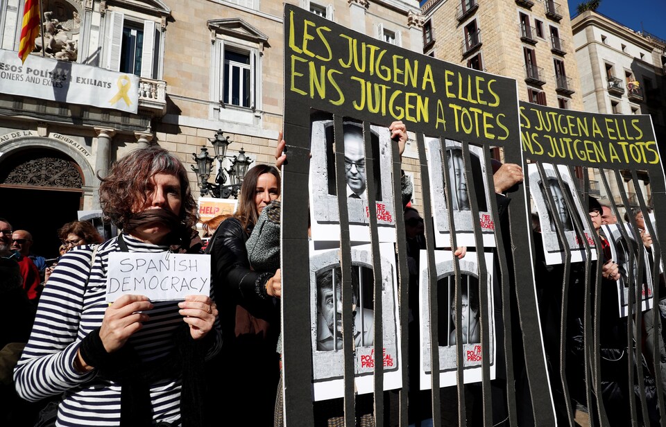 Des manifestants protestent devant la Cour suprême sur la place Sant Jaume, à Barcelone, en Espagne.