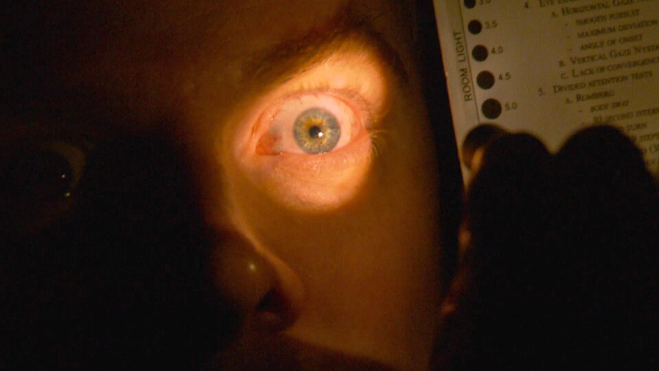 Un test de dilatation des pupilles lors d'un examen pour la détection du cannabis au volant.