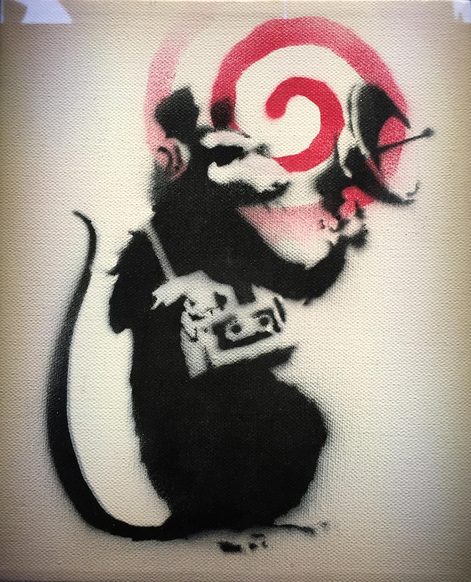 Le rat, en noir, est debout sur ses pattes de derrière. Il tient une antenne parabolique, a un casque d'écoute sur les oreilles et un magnétophone autour du cou. Derrière le rat, une spirale rouge tracée d'un seul trait de pinceau.