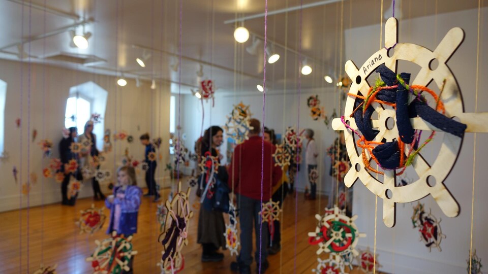 Des ancres colorées sont suspendues dans une salle du Centre d'art du Kamouraska.