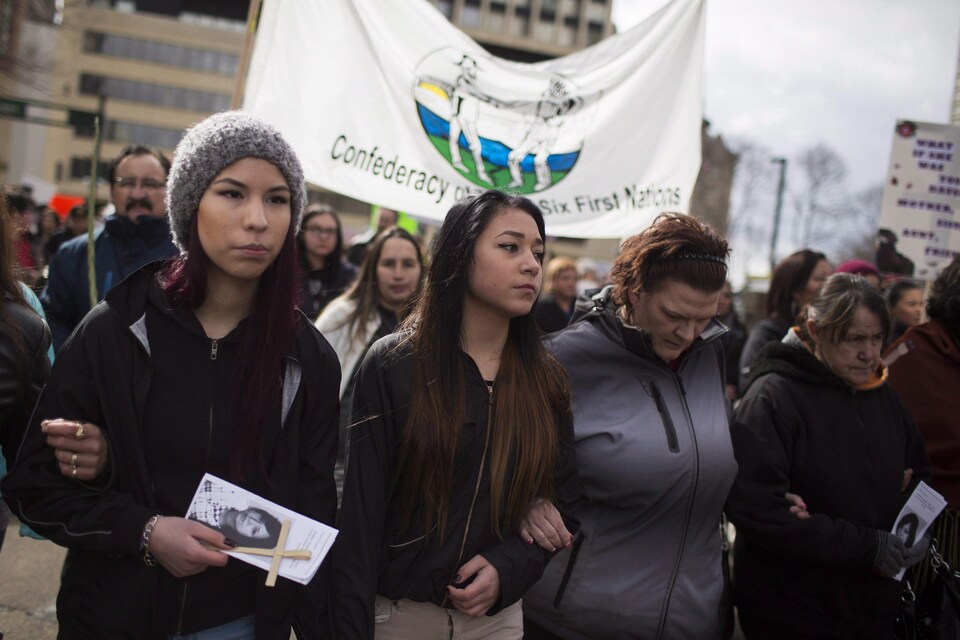 Les proches d'une femme autochtone assassinée manifestent dans les rues d'Edmonton le 2 avril 2015.