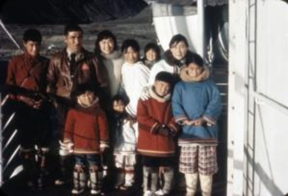 Une famille d'Inuits dans une photo d'archive