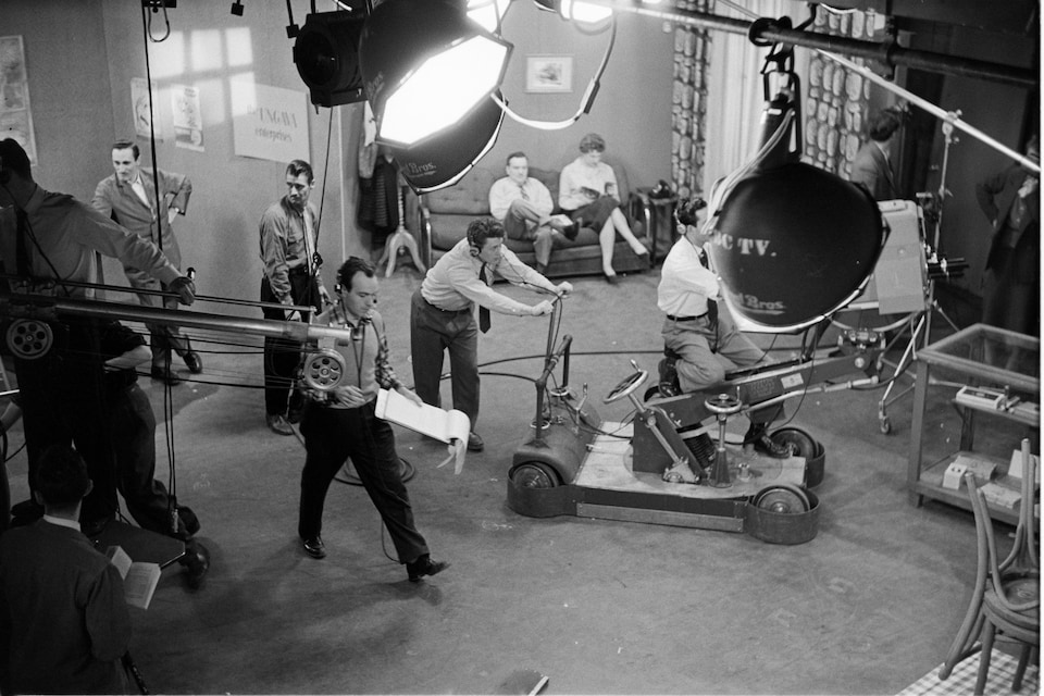 Techniciens et équipement sur le plateau de tournage de l'émission La Famille Plouffe.