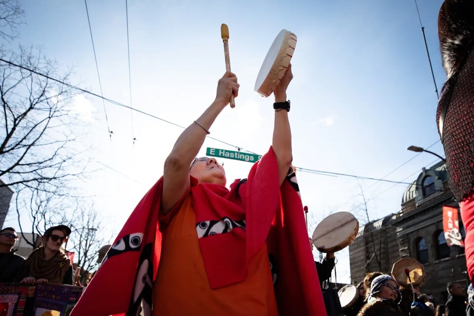 Une femme joue du tambour lors de la marche à la mémoire des femmes autochtones disparues et assassinées. 