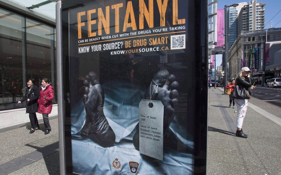 Message d'intérêt public sur le fentanyl affiché sur un abribus.