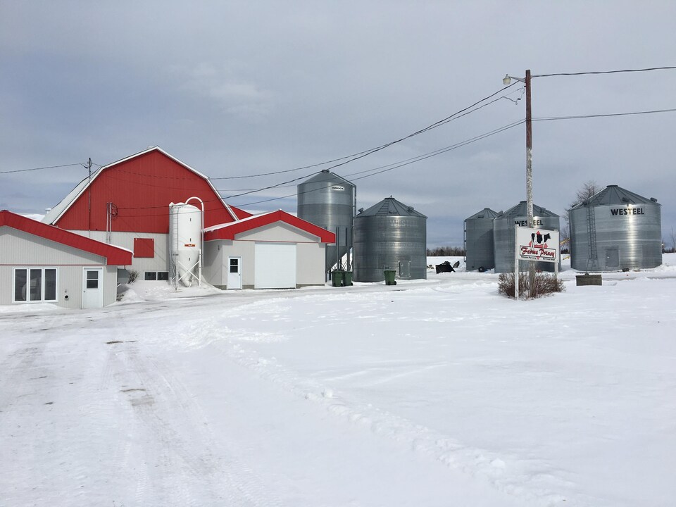 Une ferme laitière, en hiver.