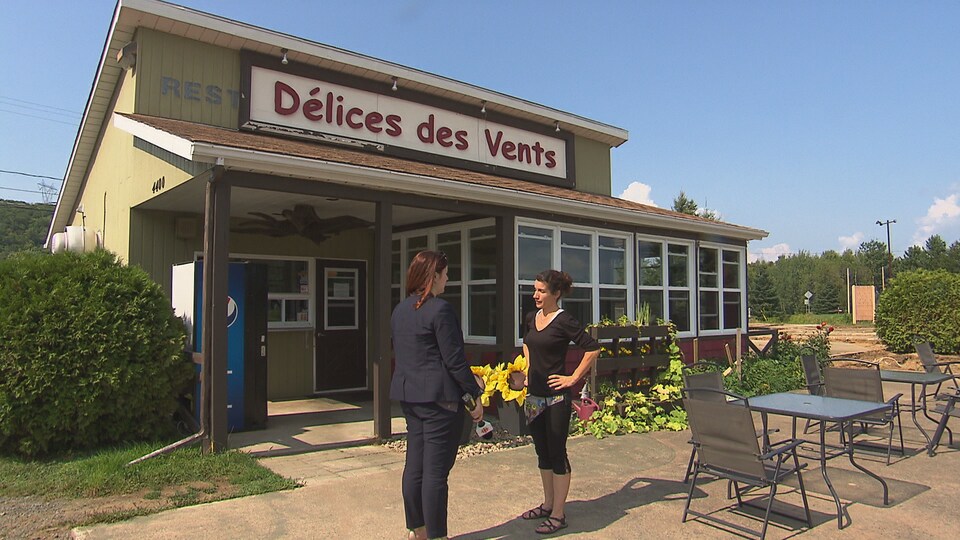 La propriétaire du restaurant Délices des vents, Peggie Lacerte, craint que la fermeture de l'entrée du parc national de la Mauricie à Saint-Jean-des-Piles ne nuise à son établissement.