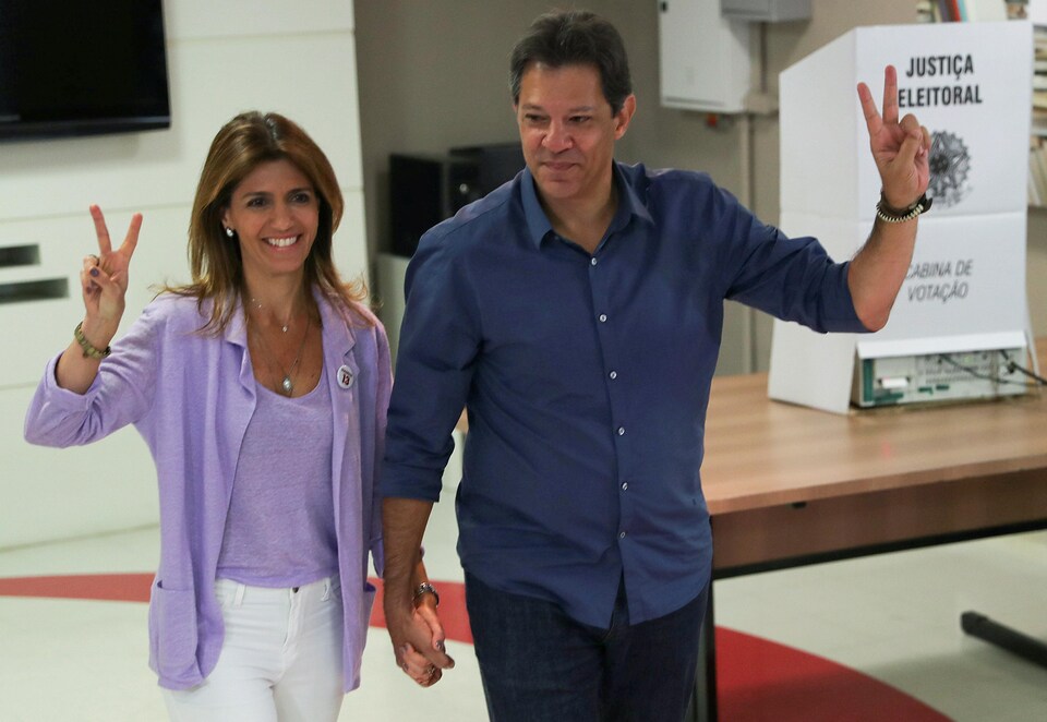 Fernando Haddad et son épouse Ana Estela dans un bureau de vote