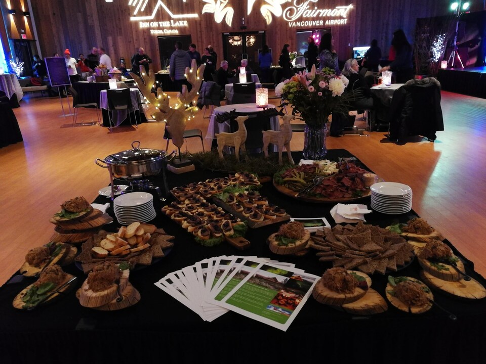 Un buffet et arrière-plan, des gens assis à des tables