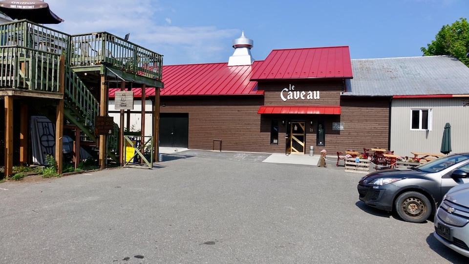 La cour du Caveau des Trois-Pistoles.