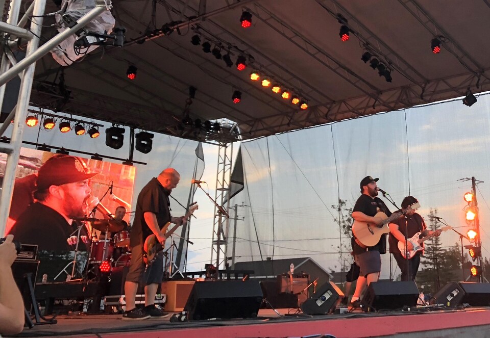 Matiu et ses musiciens sur la scène du festival Innu Nikamu 2018 lors de la soirée d'ouverture. 
