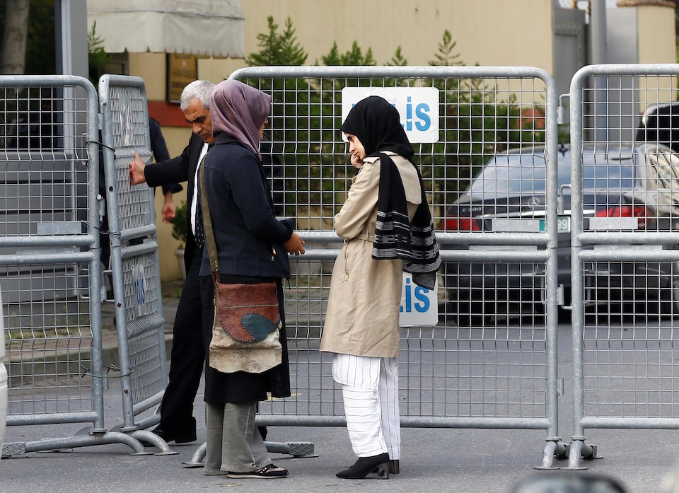 La fiancée (à gauche) du journaliste saoudien Jamal Khashoggi et son ami attendent devant le consulat d'Arabie saoudite à Istanbul, en Turquie, le 3 octobre 2018. 