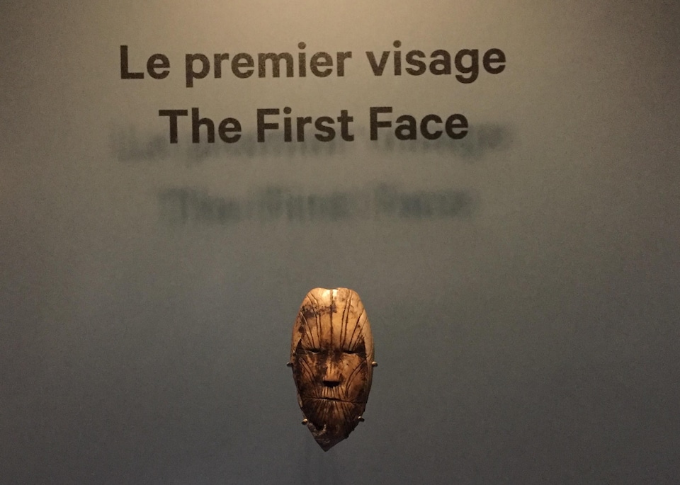 Cette figurine représente un visage tatoué, elle aurait entre 3900 a 3600 ans et serait la plus ancienne représentation d'un visage humain au Canada.