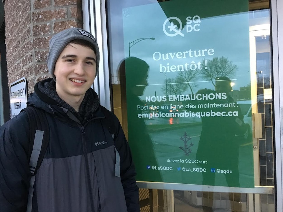 Zachary Nicole, 18 ans, est le premier dans la file d'attente devant la succursale de la Société québécoise du cannabis (SQDC) de Québec. 